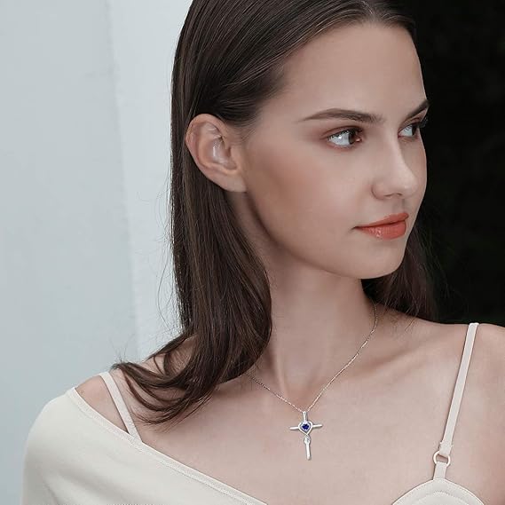 Náhrdelník se zkřížením srdce z safíru | Bílé zlato