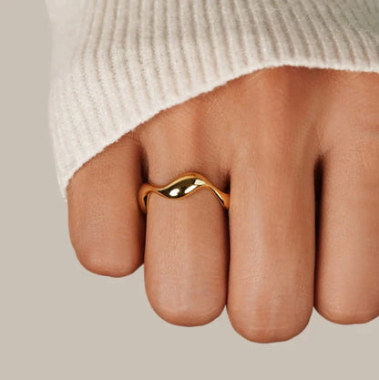 Elyra Smooth Flow Ring | Zlato