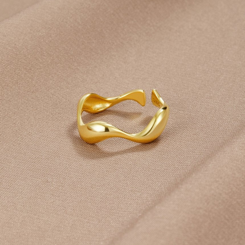 Elyra Smooth Flow Ring | Zlato