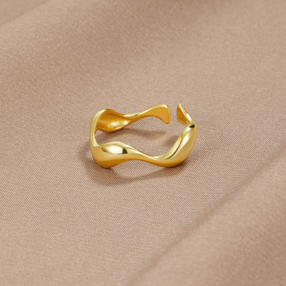 Elyra Smooth Flow Ring | Zlato