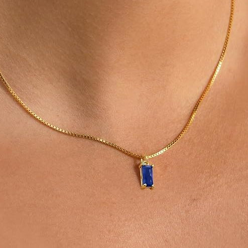 Minimalistický safírový přívěsek na náhrdelníku | Bílé zlato